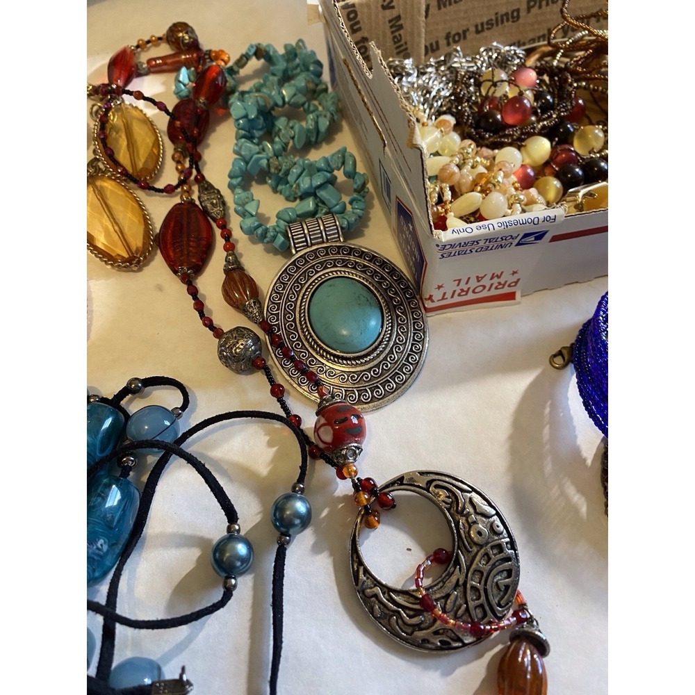 MIXED COSTUME JEWELRY LOT #8 SMALL FLAT RATE BOX 2lb4oz Wearable NOT Junk Craft - Picture 6 of 12